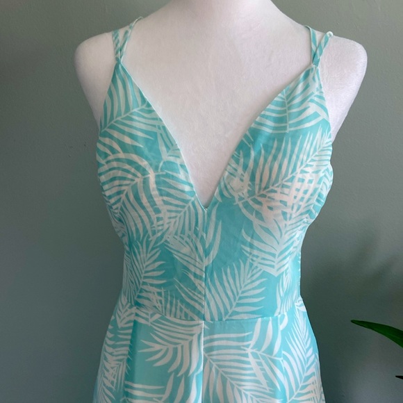 NWT Beautiful Summery Strappy Palm Leaf Print Jumpsuit Size Small - Picture 2 of 9